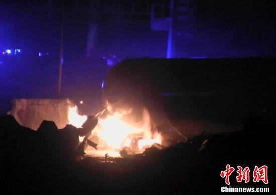 火災(zāi)現(xiàn)場，可以看到一個儲氣罐正在熊熊燃燒。